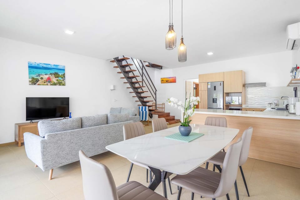 TV and multimedia, Kitchen or kitchenette, Living room, Dining area, stove