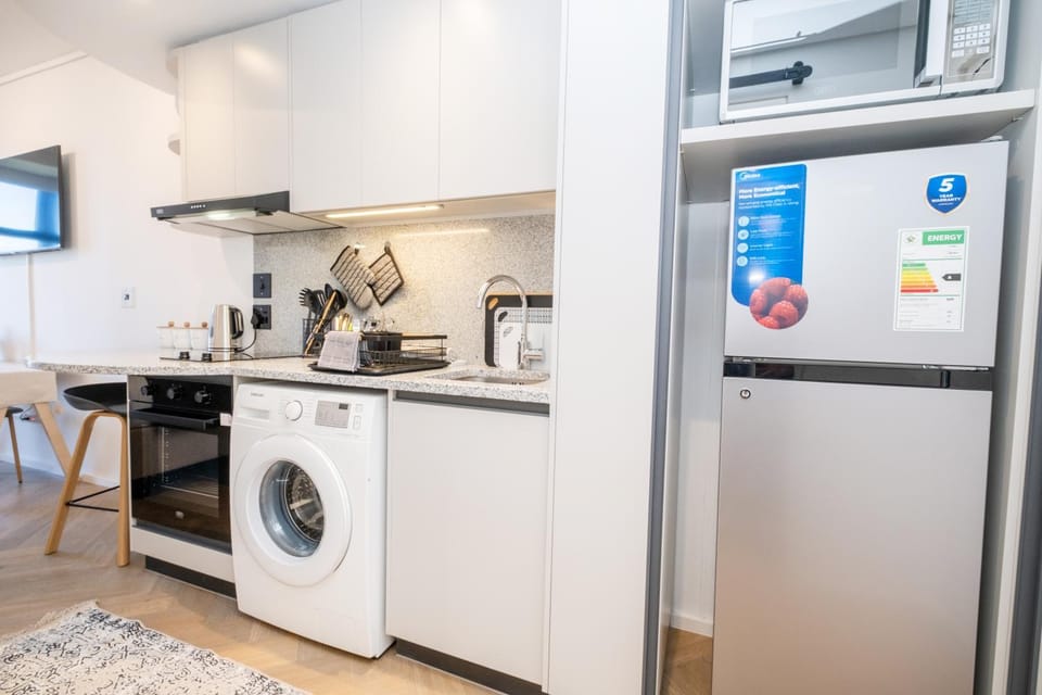 Coffee/tea facilities, Kitchen or kitchenette, oven, stove, toaster, washing machine