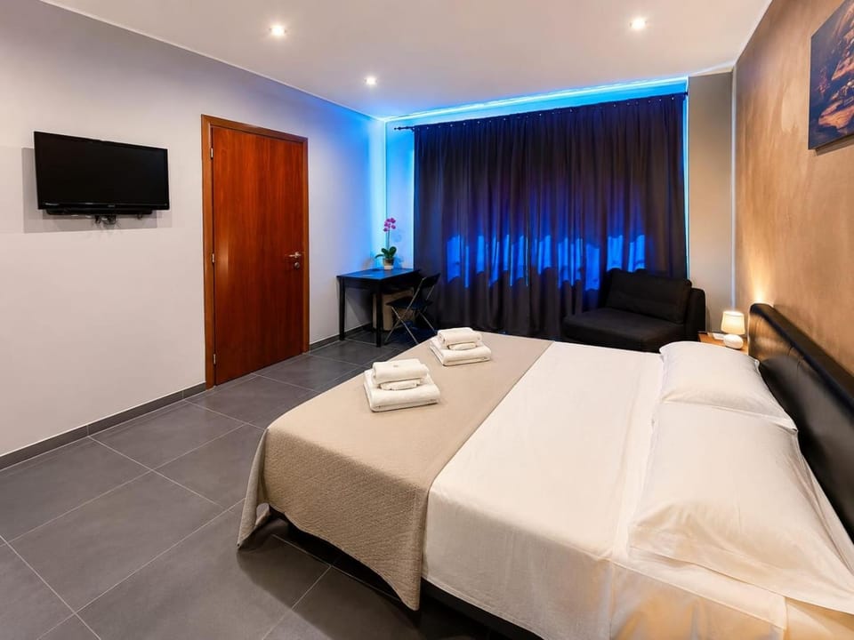 Bed, TV and multimedia, Bedroom, locker