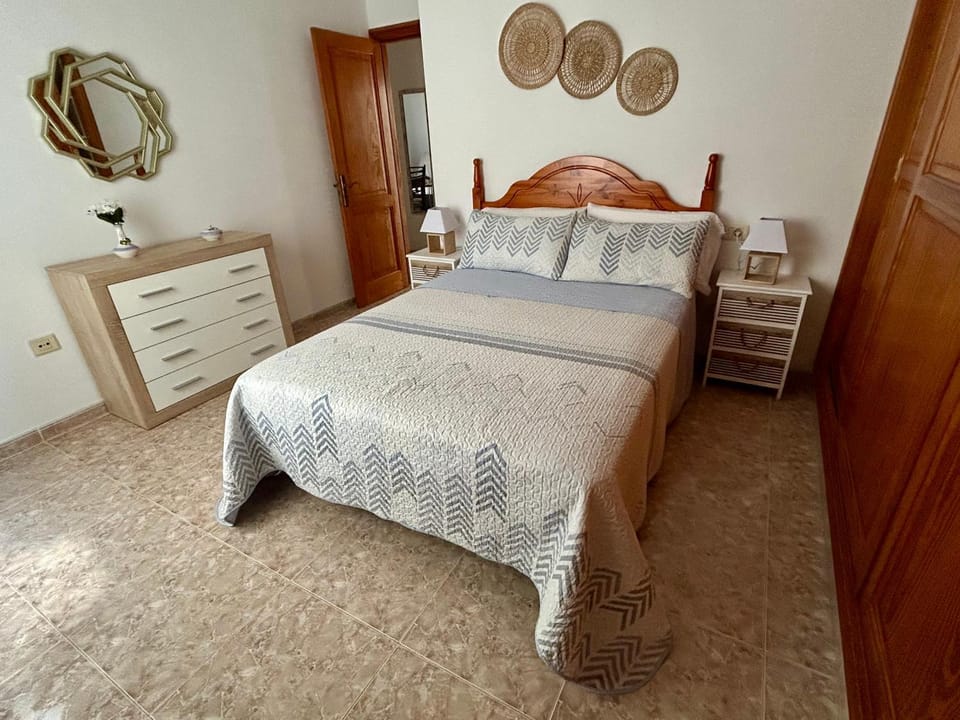 Photo of the whole room, Bedroom, wardrobe