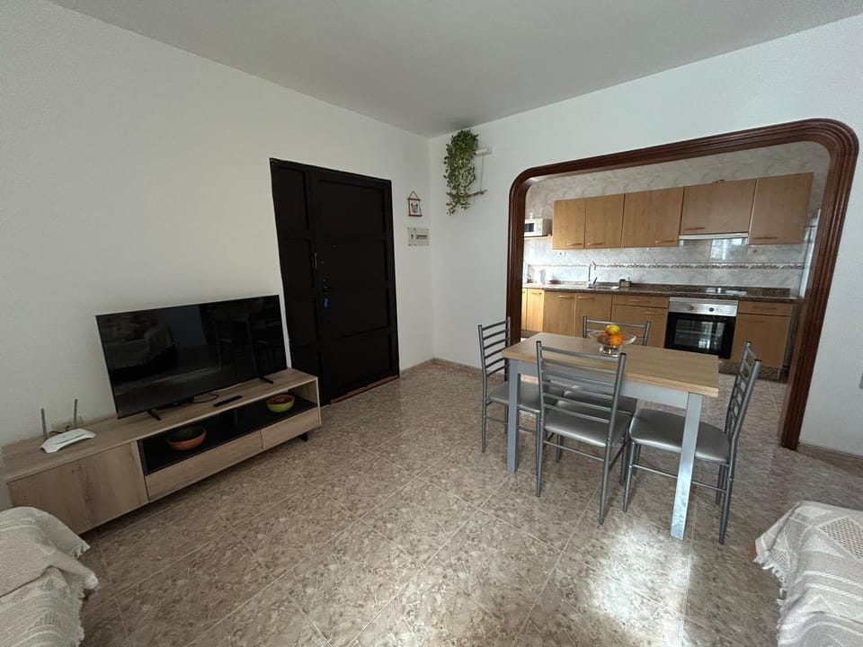 TV and multimedia, Kitchen or kitchenette, Photo of the whole room, Dining area, oven, stove