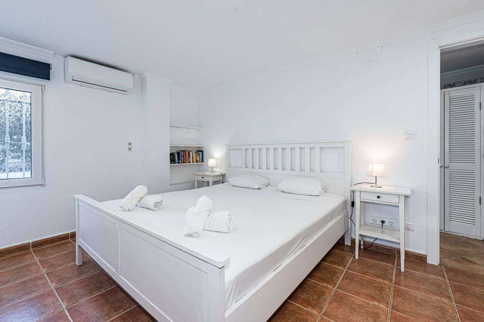 Bed, Photo of the whole room, Bedroom, towels, air conditioner