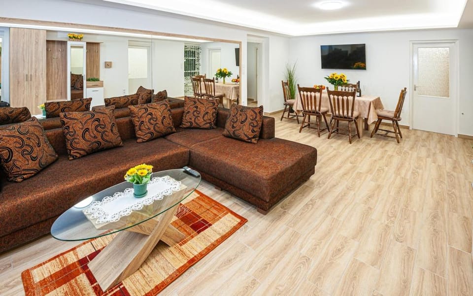 TV and multimedia, Living room, Dining area