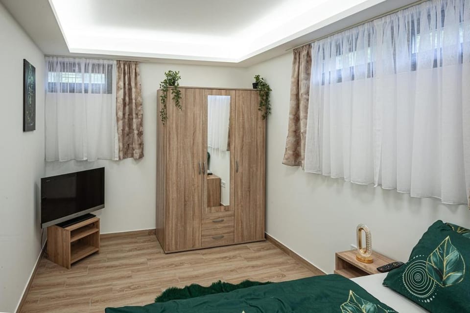 Photo of the whole room, Bedroom, wardrobe
