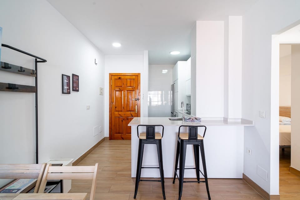 Photo of the whole room, Dining area
