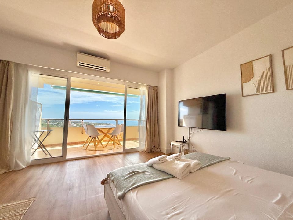 Bed, TV and multimedia, Bedroom