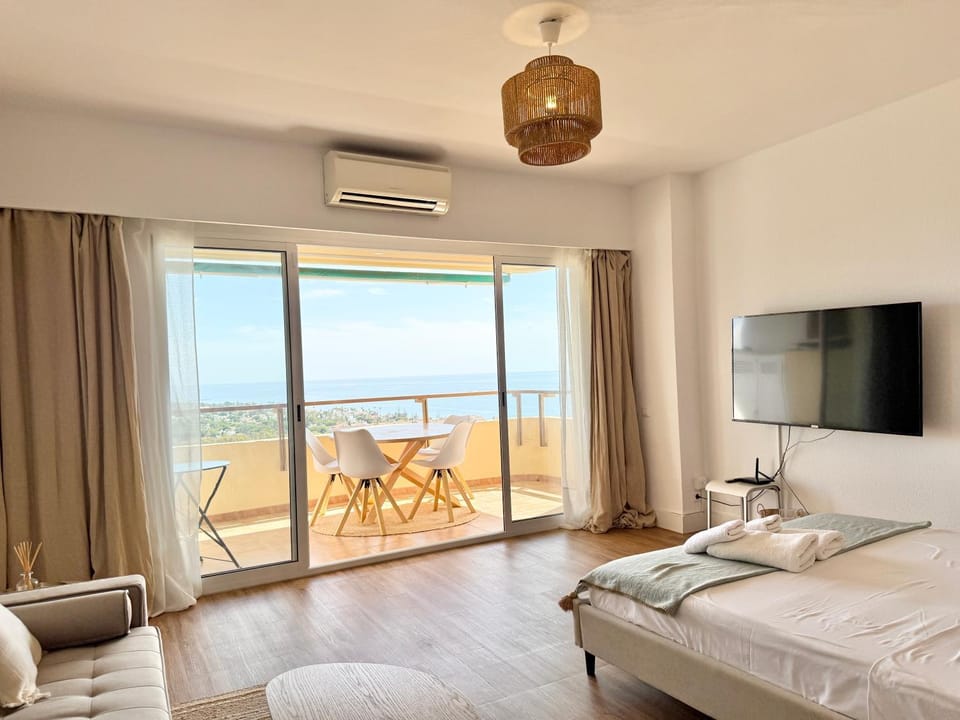 Bed, TV and multimedia, Living room