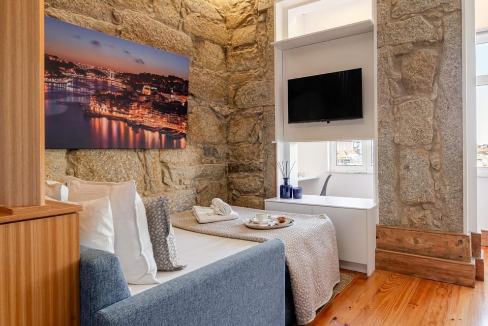 Bed, TV and multimedia, Living room, Dining area