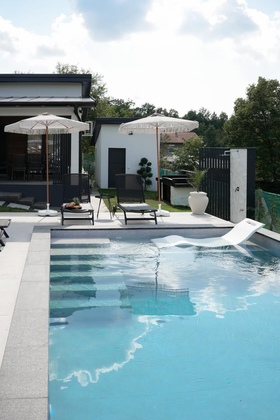 Property building, Day, Swimming pool
