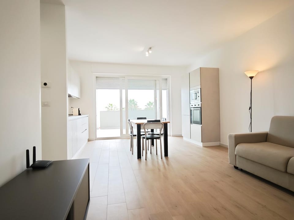 Kitchen or kitchenette, Living room, Seating area, Dining area