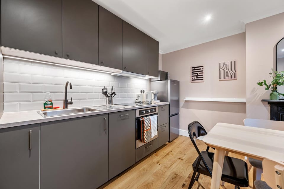 Coffee/tea facilities, dishwasher, microwave, oven, stove, kitchen