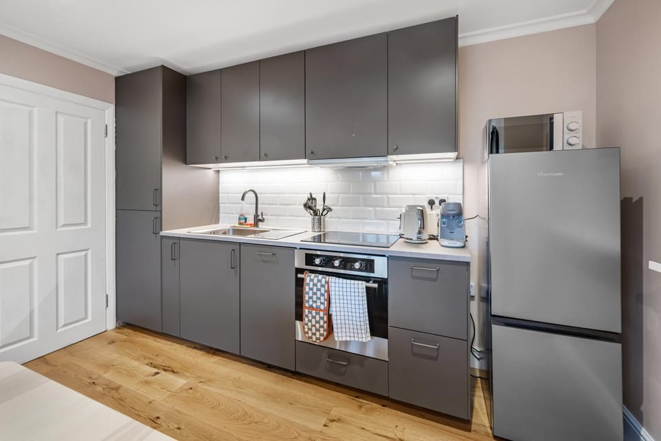 Coffee/tea facilities, dishwasher, microwave, oven, stove, kitchen