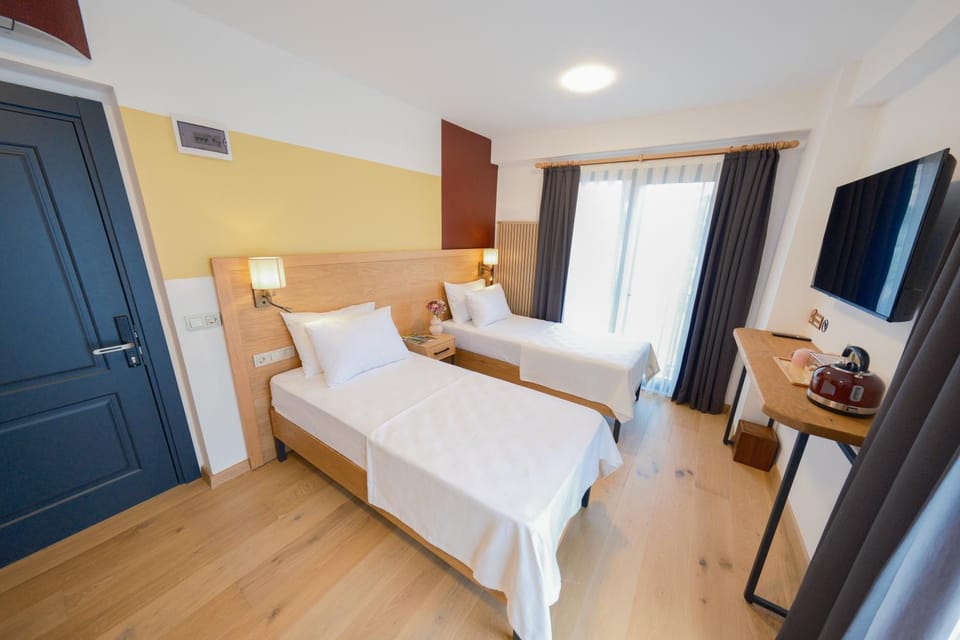 Bed, TV and multimedia, Photo of the whole room