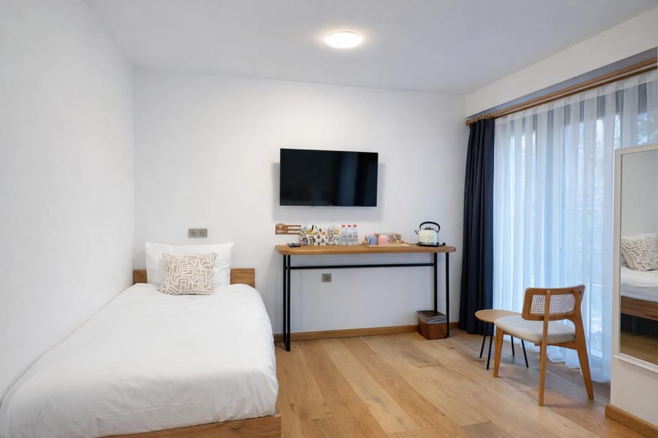 Bed, TV and multimedia, Seating area