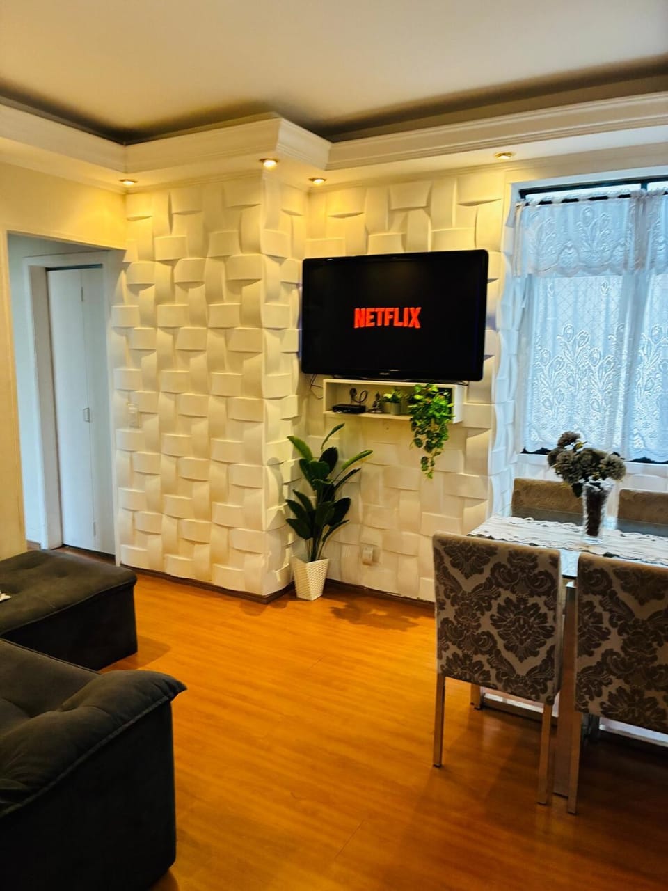 TV and multimedia, Living room, Seating area, Dining area