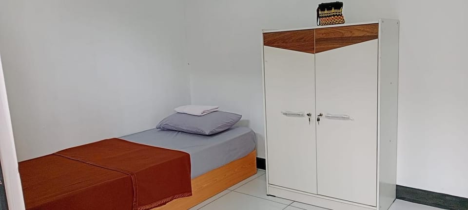 Ambu Guest House Bed and Breakfast in Lembang