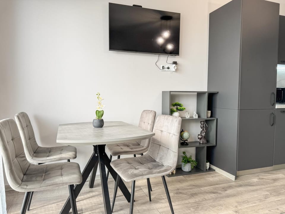 TV and multimedia, Seating area, Dining area