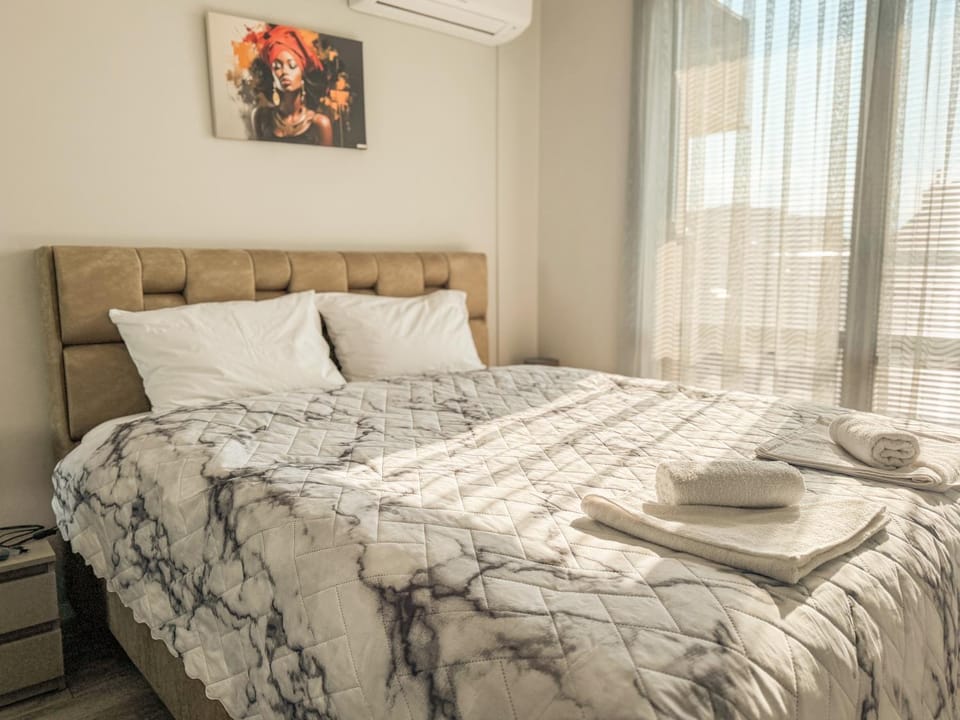 Bed, Photo of the whole room, Bedroom, towels, air conditioner