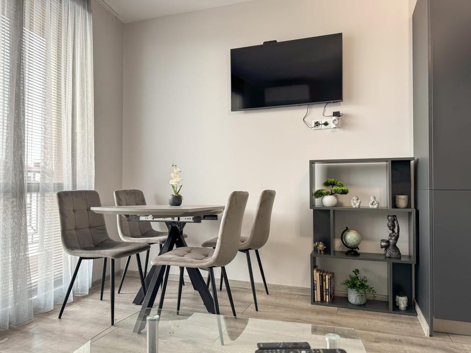 TV and multimedia, Living room, Seating area, Dining area