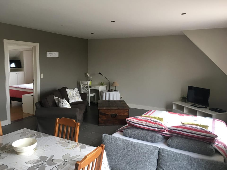 TV and multimedia, Living room, Photo of the whole room, Seating area, Bedroom