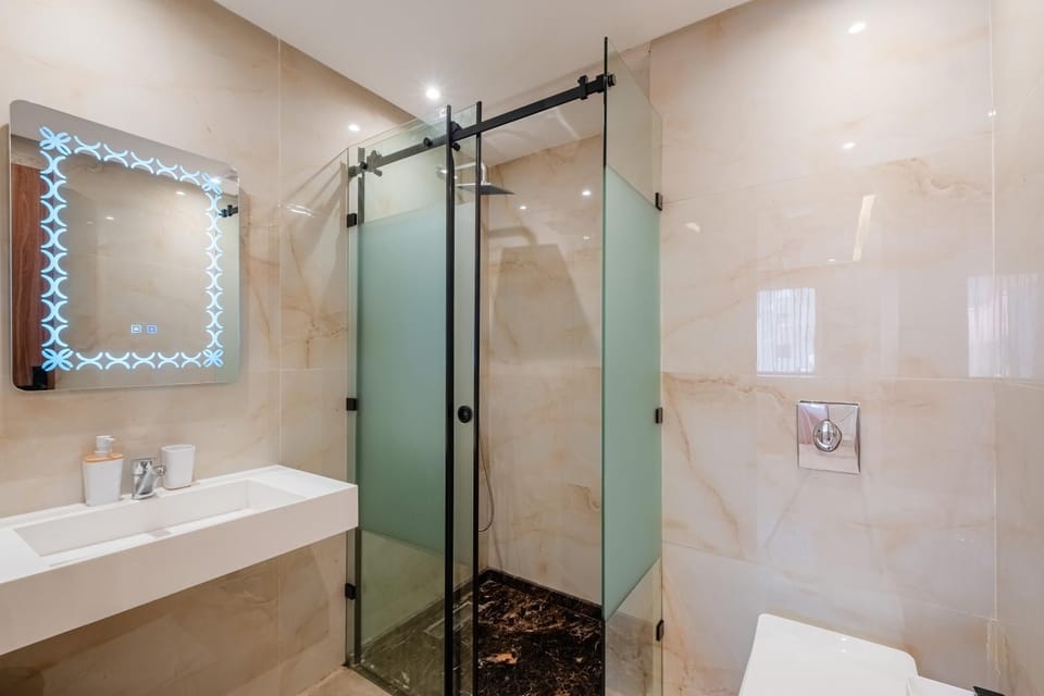 Shower, Toilet, Bathroom, towels
