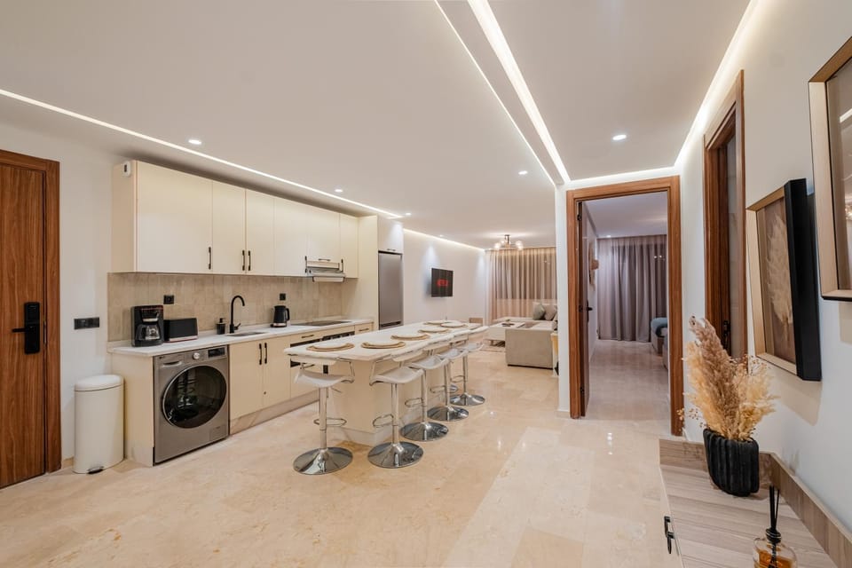 Kitchen or kitchenette, Seating area, washing machine