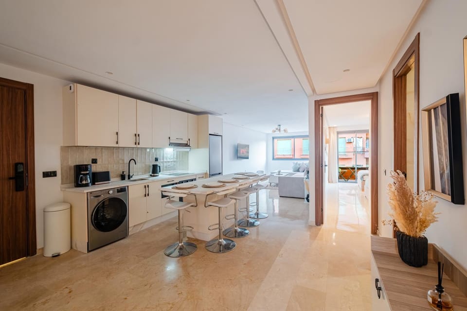 Kitchen or kitchenette, Dining area, washing machine