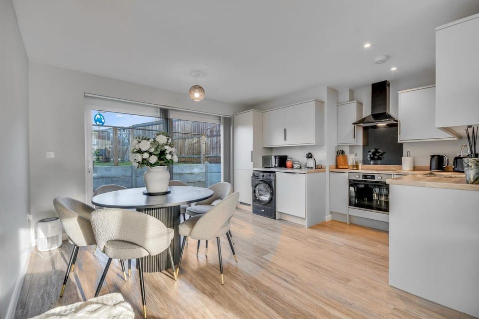 Coffee/tea facilities, Dining area, dishwasher, microwave, oven, stove, dryer, kitchen