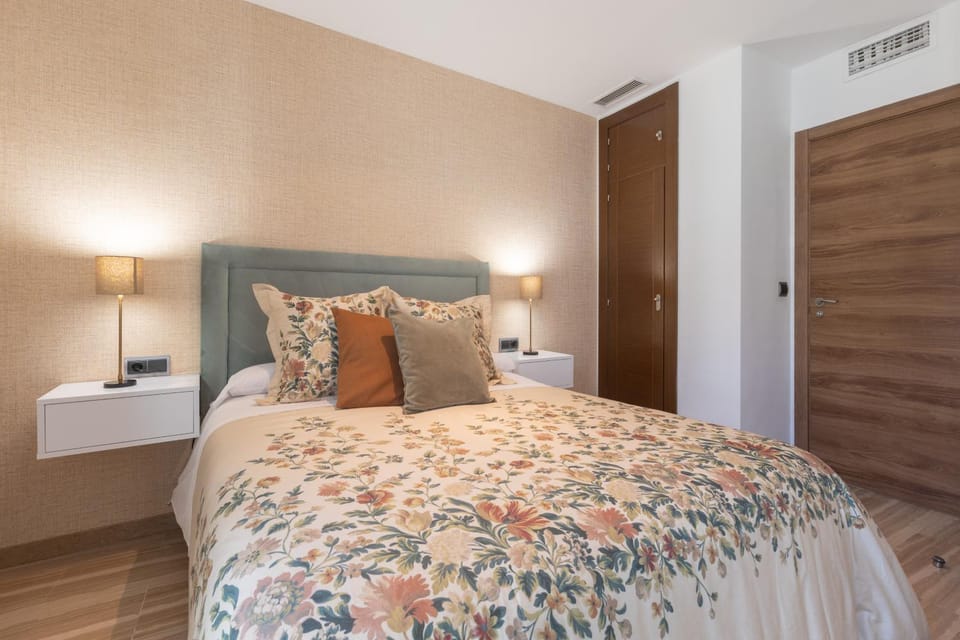 Bed, Photo of the whole room, Bedroom, heating, towels, wardrobe, air conditioner