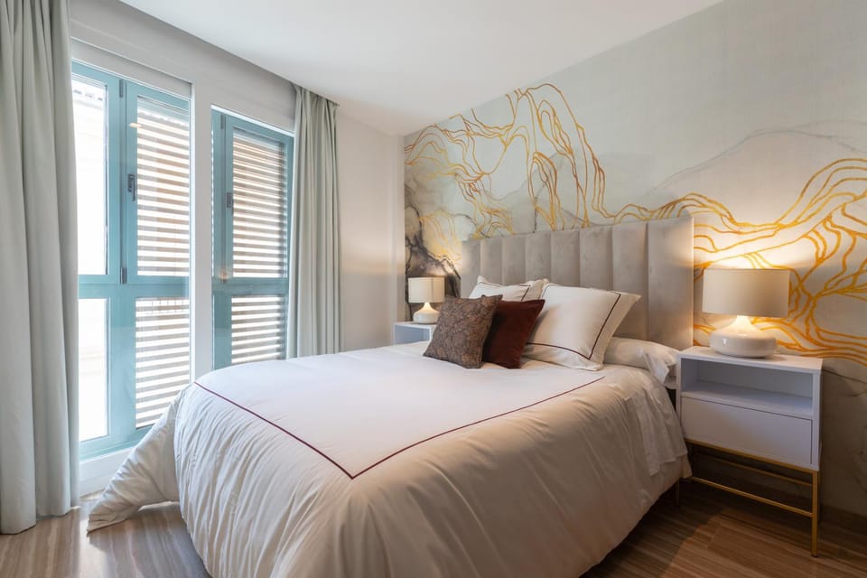 Bed, Photo of the whole room, Bedroom, heating, towels, air conditioner