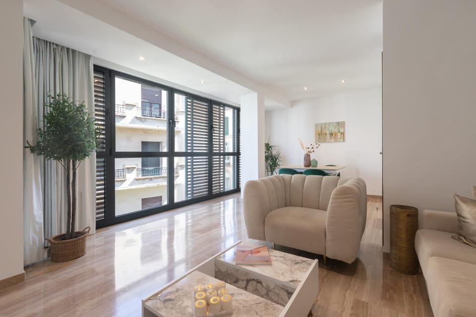 TV and multimedia, View (from property/room), Living room, Seating area, City view, Landmark view, Street view, heating, pet friendly, air conditioner
