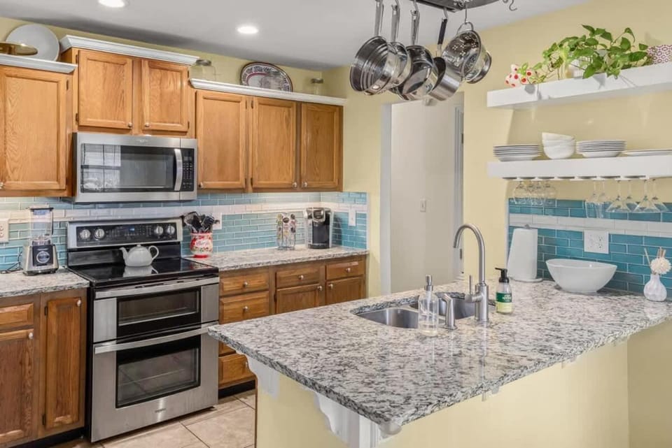 4BR Game-Day Retreat - Foosball & Fire Pit House in Fayetteville