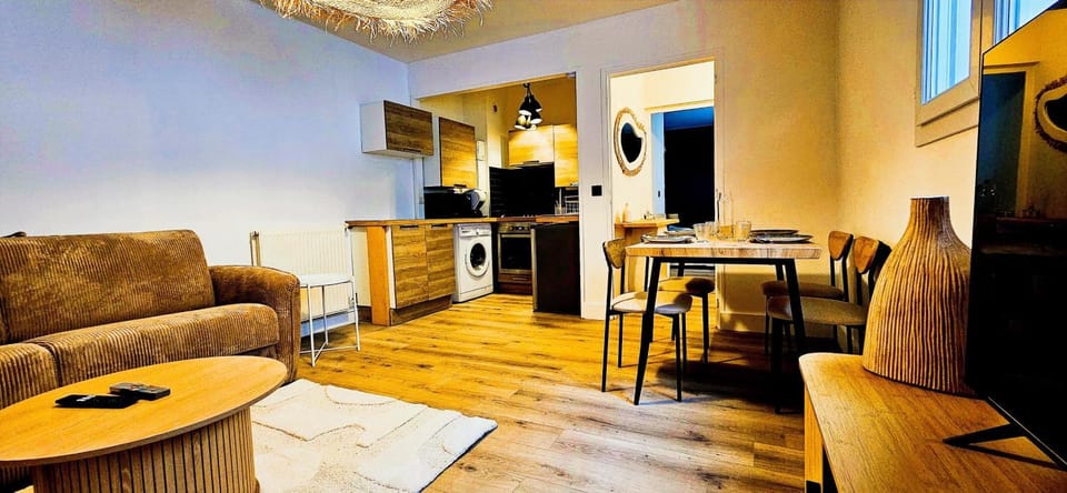 Communal lounge/ TV room, TV and multimedia, Kitchen or kitchenette, Living room, Seating area, Dining area