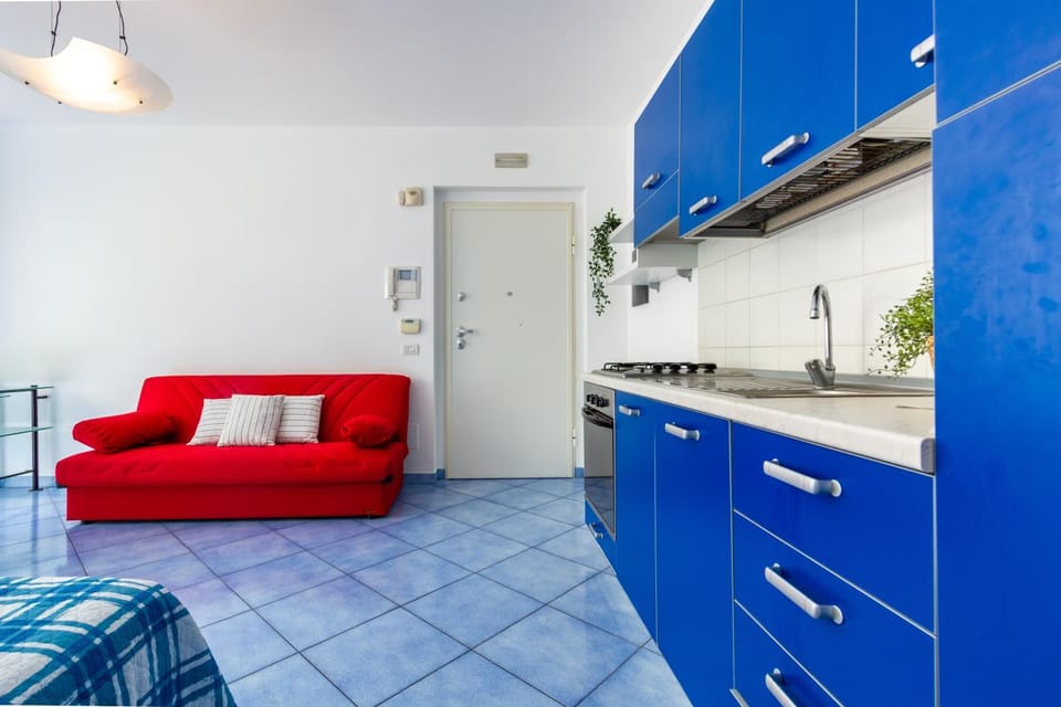 Kitchen or kitchenette, Living room, Seating area, stove
