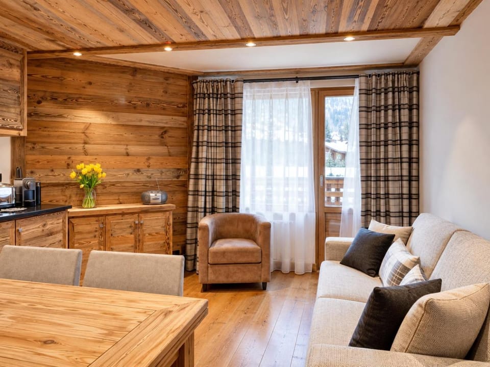 Kitchen or kitchenette, Seating area, Dining area