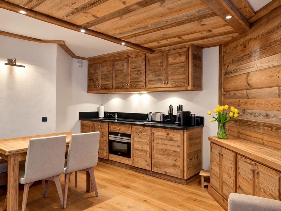 Coffee/tea facilities, Kitchen or kitchenette, Dining area, stove, toaster