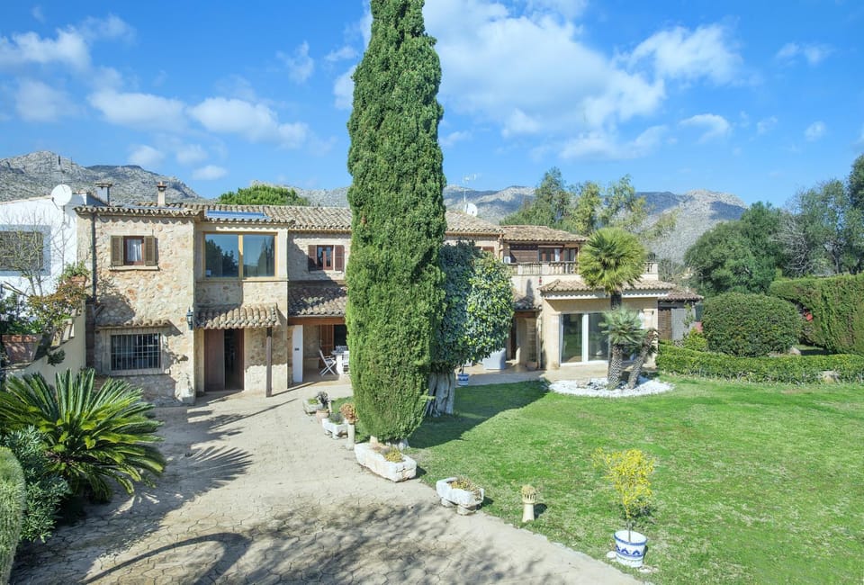 Property building, Facade/entrance, Off site, Natural landscape, Garden view, Mountain view