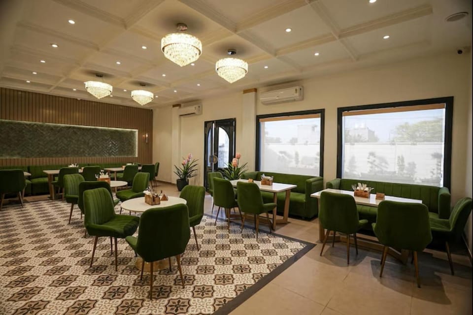 Restaurant/places to eat, Restaurant/places to eat