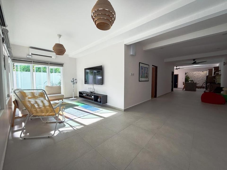 Communal lounge/ TV room, Living room, Seating area, Evening entertainment, air conditioner