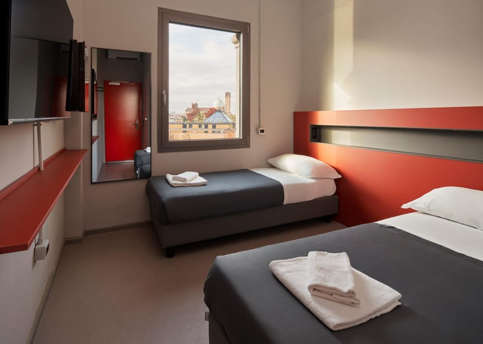 Bed, Photo of the whole room, towels