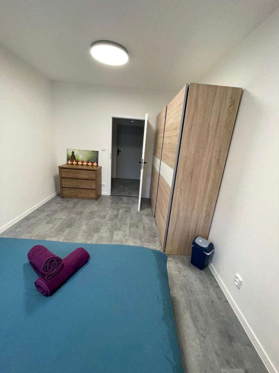Bed, Bedroom, towels, wardrobe
