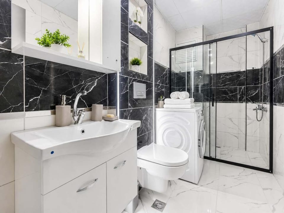 Shower, Toilet, Bathroom, towels, washing machine