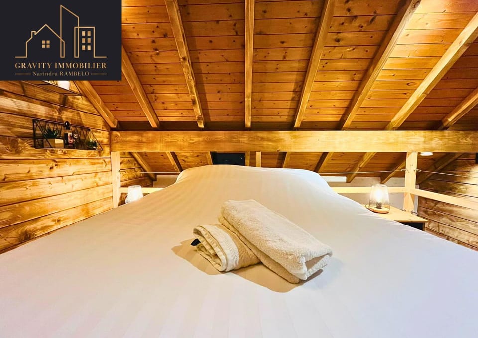 Petit chalet en bois avec mezzanine en montagne Chalet in Haute-Savoie
