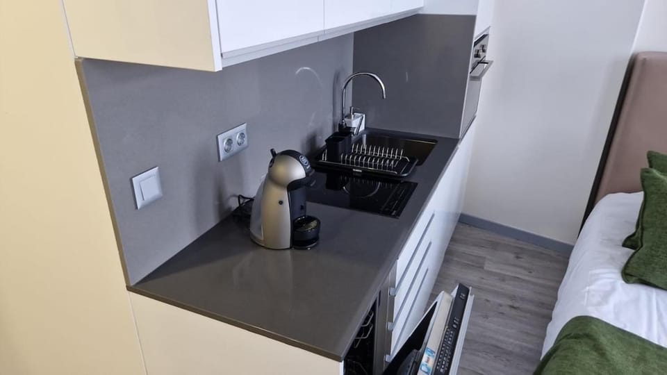 Coffee/tea facilities, Kitchen or kitchenette, stove