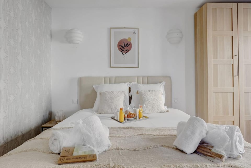 Bed, Photo of the whole room, towels, wardrobe