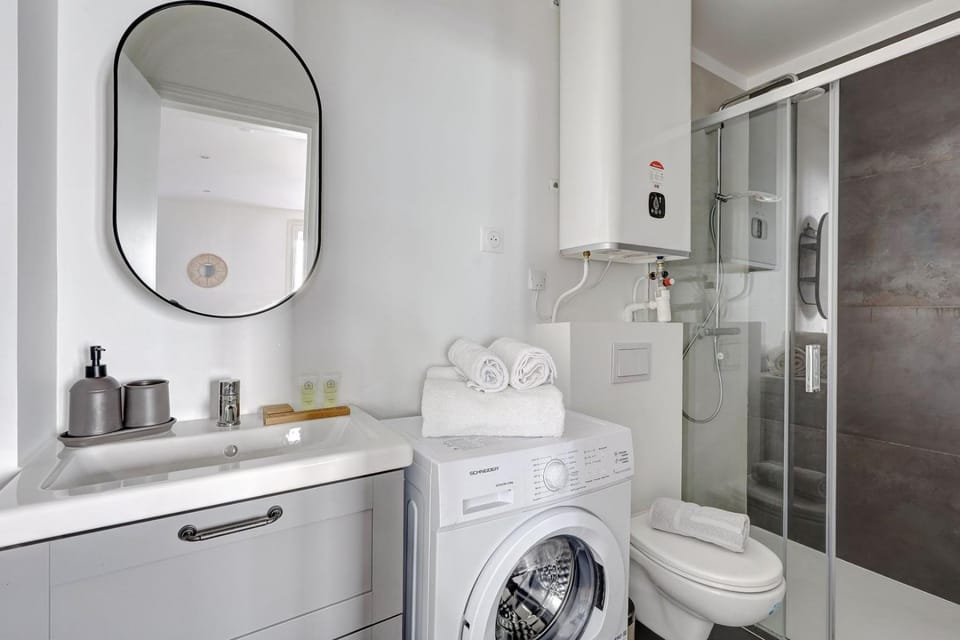 Shower, Toilet, Bathroom, towels, washing machine