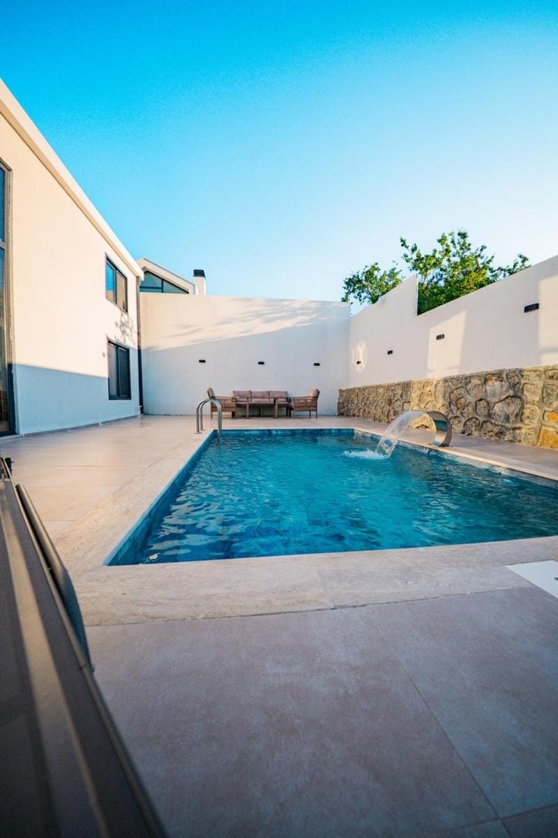 Day, Pool view, Swimming pool, sunbed