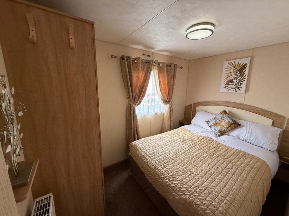 Palm Grove 108 - Golden Palm Resort, 2 double bedrooms, pet friendly, bed linen - Meadow Lakes Caravan & Lodge Hire Apartment in Chapel Saint Leonards