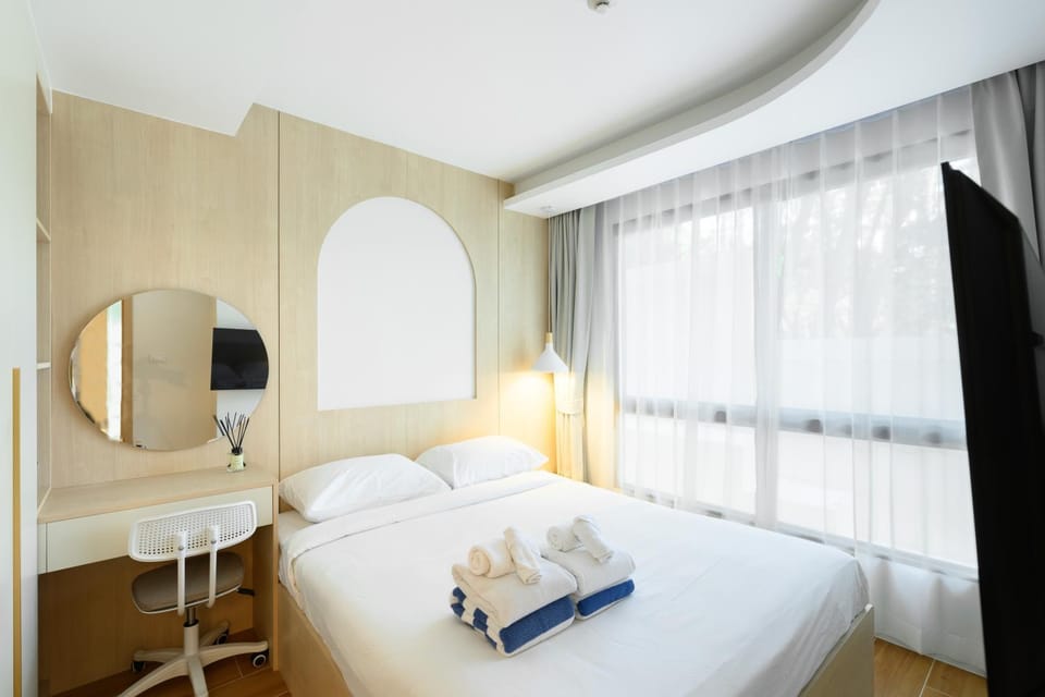 Bed, TV and multimedia, Bedroom, towels