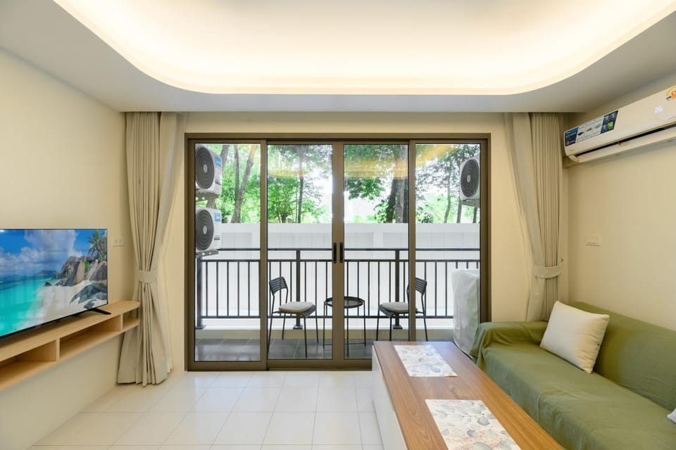 Communal lounge/ TV room, TV and multimedia, View (from property/room), Balcony/Terrace, Living room, Seating area, air conditioner